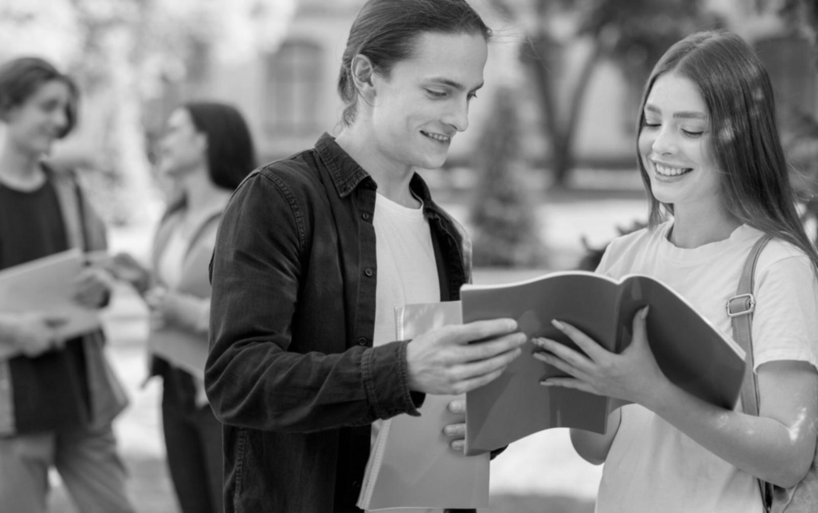 Professionelle Arbeitsumgebung mit Finanzunterlagen und Laptop