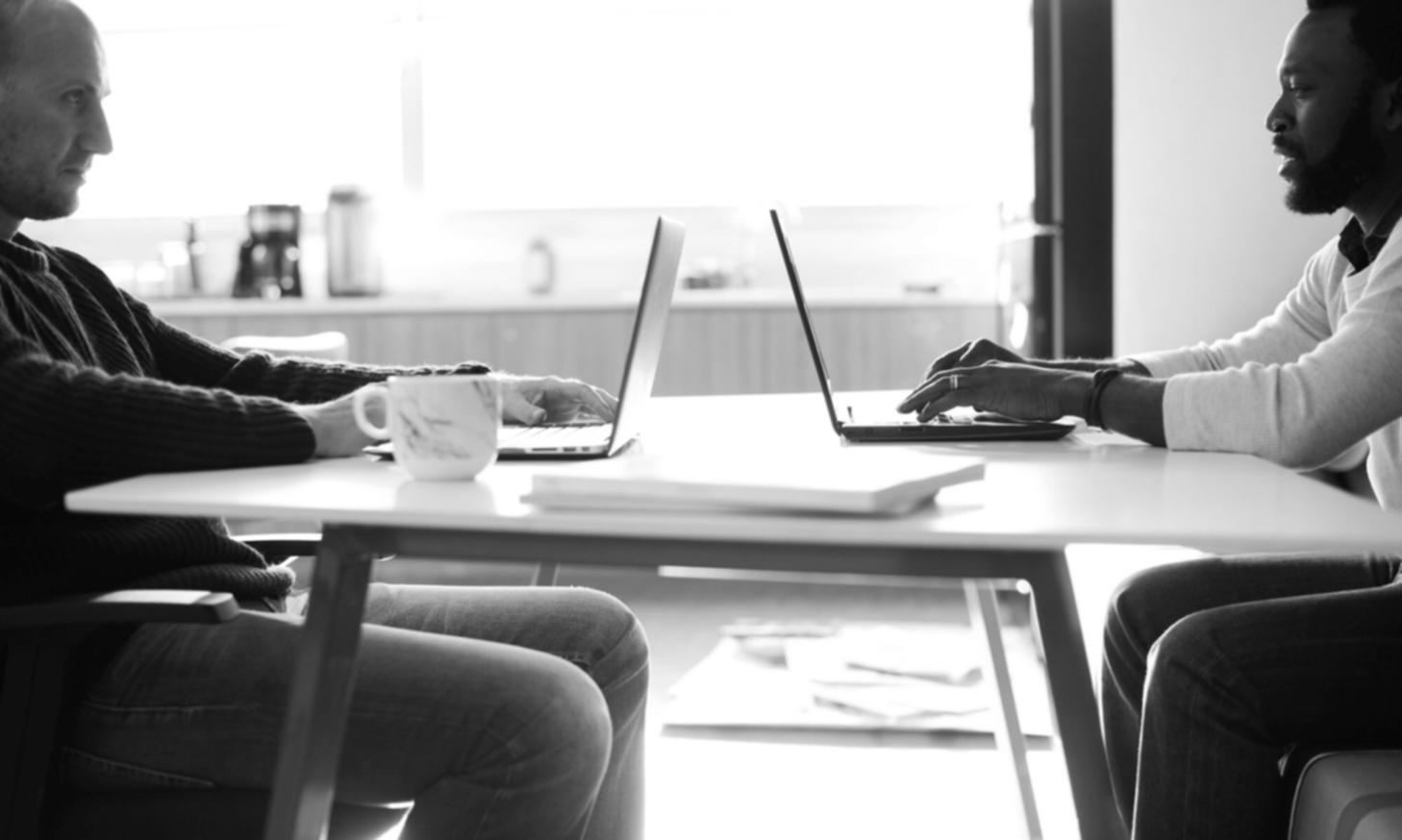 Moderne Arbeitsplätze mit professioneller Ausstattung für Finanzanalyse