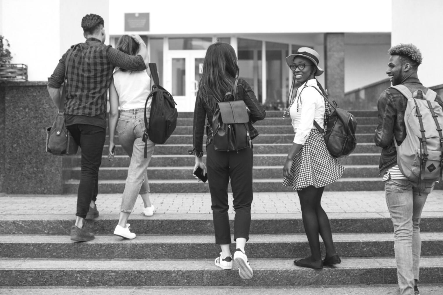 Professionelle Finanzberatung und Bildung in modernem Büroumfeld